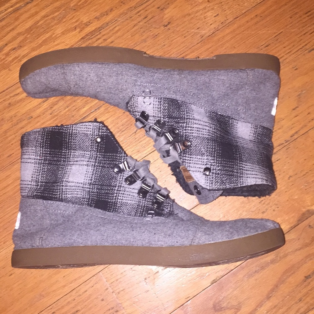 TOM’S hi top winter shoes